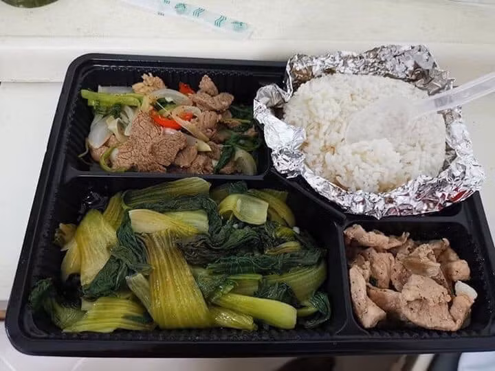 Ban đầu, khi nghe tin trong khu có dịch, công an và cán bộ y tết quây quanh nhà, phản xạ tự nhiên của anh Long là gọi điện cho người thân trốn đi để không phải đi cách ly COVID-19. Thế nhưng sau khi nhận được điện thoại của các cán bộ, người đàn ông này nghĩ cần có trách nhiệm cộng đồng nên chỉ xin vài tiếng để sắp xếp công việc, đảm bảo trong thời gian này sẽ tuân thủ nguyên tắc đảm bảo an toàn như hạn chế tiếp xúc đông người, đeo khẩu trang đúng quy định.