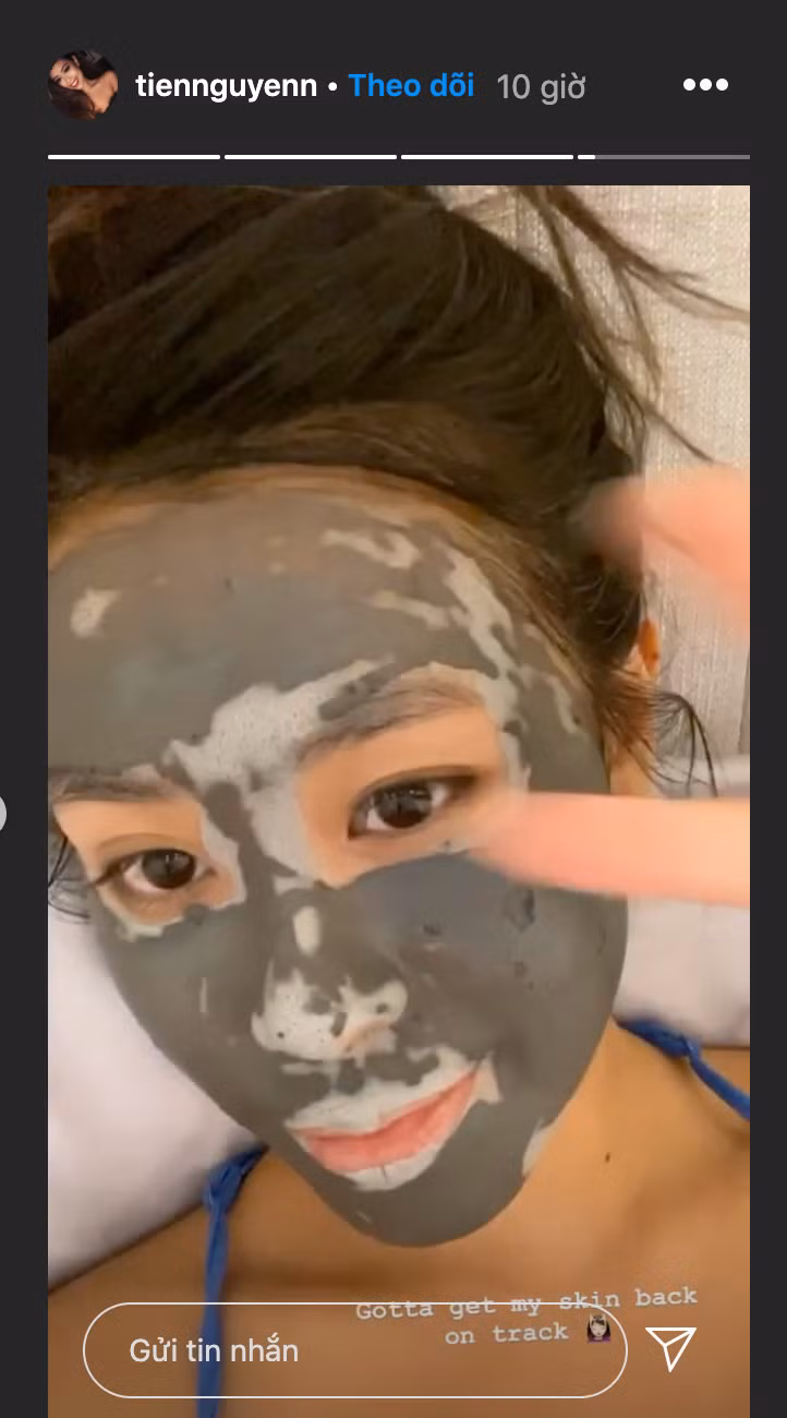 Cô tự chăm sóc bản thân trong những ngày dịch. Đúng là phụ nữ, làm đẹp luôn là ưu tiên hàng đầu.