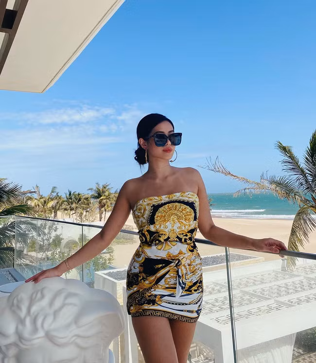 Rich kid diện những bộ trang phục đến từ thương hiệu thời trang đắt đỏ, tạo dáng như fashionista chính hiệu.