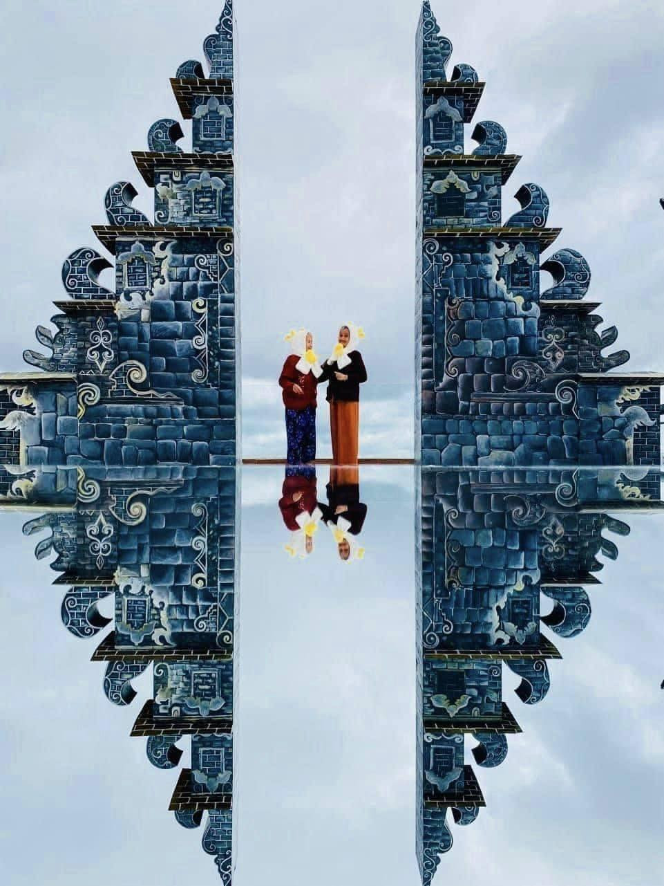 Hai cụ bà tranh thủ check-in ở địa điểm sống ảo cổng trời Bali hot nhất mà bạn trẻ nào đến cũng phải chụp.