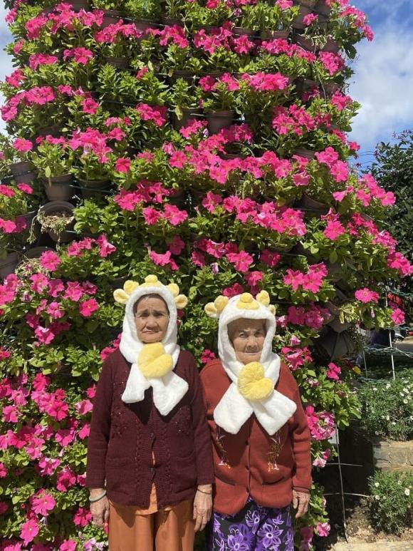 Những hình ảnh này là trong chuyến đi du xuân dịp Tết Nguyên Đán vừa qua từ ngày mùng 1 đến ngày mùng 4 Tết. của 2 cụ bà cùng con cháu.