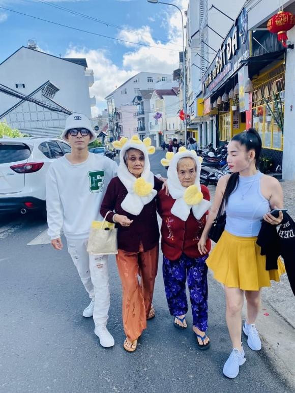 Cả hai đội chiếc mũ tai mèo vô cùng dễ thương.