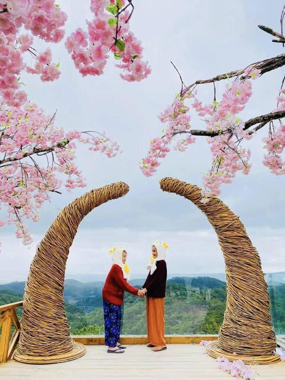 Cái nắm tay đầy tình cảm của 2 cụ.