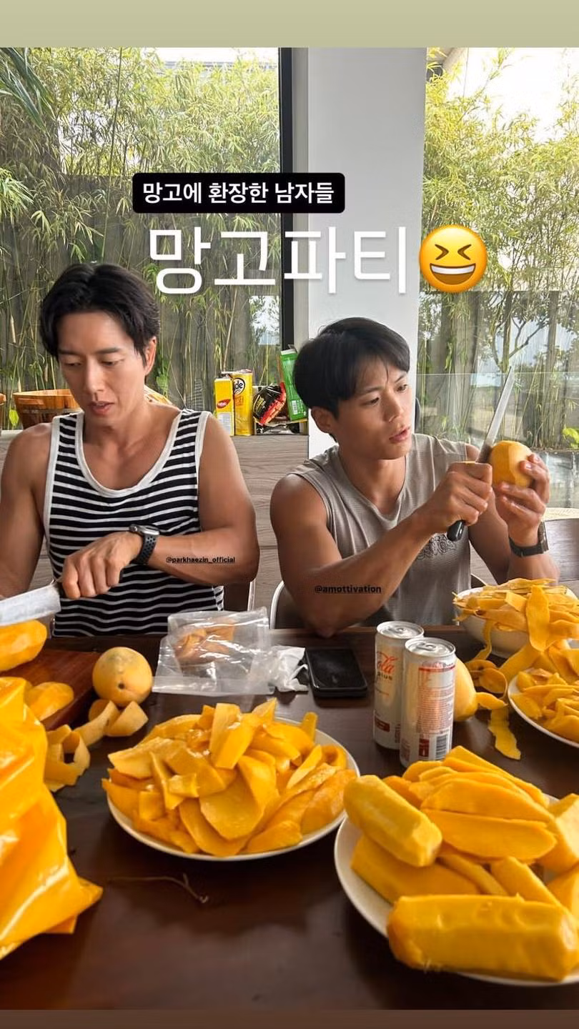 Trong 3 ngày, họ đã hoàn thành 5 buổi tập gym, 12 bữa ăn, 3 buổi mát xa, 1 buổi tắm nắng, 2 buổi bơi lội, 6 quán cà phê, 5kg sầu riêng, 500g rau mùi, 25kg xoài.