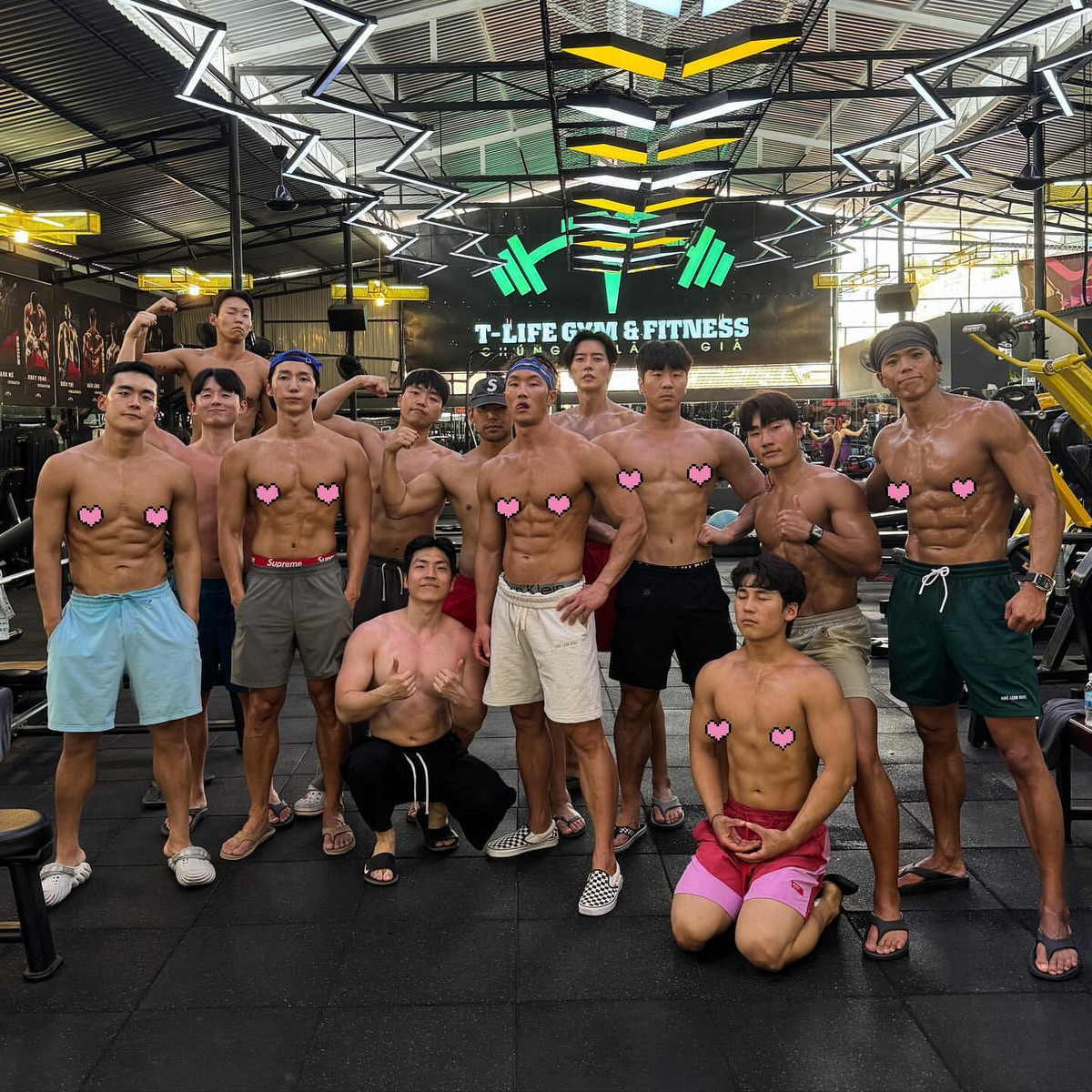 Không chỉ vậy, hội bạn của nam diễn viên vẫn không quên đến phòng tập gym, cởi trần khoe body 6 mũi khiến chị em "xịt máu mũi".