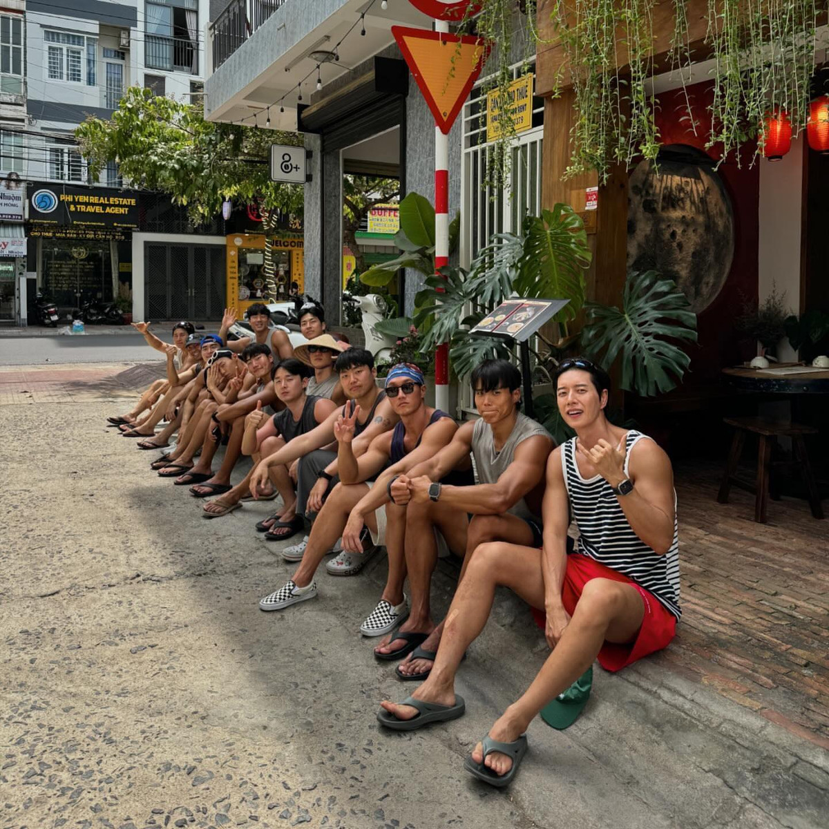 Tài tử sinh năm 1983 được bắt gặp vui vẻ ăn uống, mua hoa quả, thoải mái chụp ảnh kỷ niệm cùng nhiều fan hâm mộ.