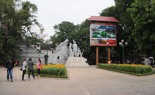 Mặc dù có quy mổ nhỏ hơn các chương trình trên nhưng đêm nhạc chào xuân cũng có danh sách khách mời cực "đỉnh" như Nguyễn Khắc Hiếu, Tô Hải Ninh, Bảo Kim và nhóm nhạc Bbstar, nhóm Jazz glory band…