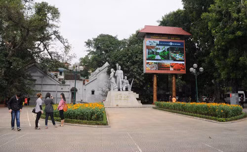 Mặc dù có quy mổ nhỏ hơn các chương trình trên nhưng đêm nhạc chào xuân cũng có danh sách khách mời cực "đỉnh" như Nguyễn Khắc Hiếu, Tô Hải Ninh, Bảo Kim và nhóm nhạc Bbstar, nhóm Jazz glory band…