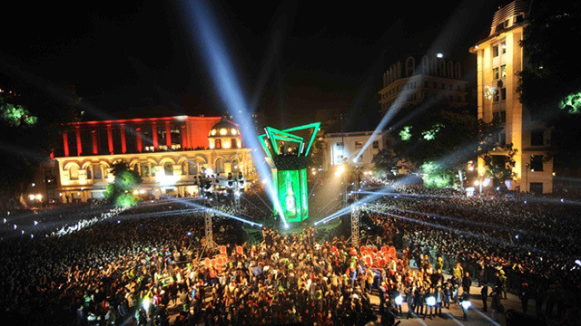 Voyage of time cũng là một trong những chương trình countdown party được nhiều bạn trẻ ưa chuộng bởi sự sôi độc nhất nhì đêm giao thừa. Chương trình diễn ra từ 20h 31/12/2019 đến 0h30 01/01/2020 tại Quảng trường Cách mạng Tháng Tám, phố Tràng Tiền (quận Hoàn Kiếm).