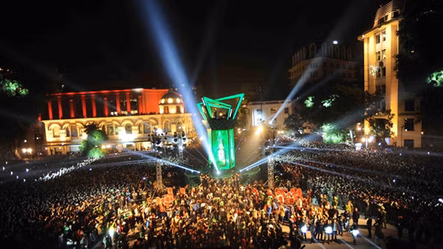 Voyage of time cũng là một trong những chương trình countdown party được nhiều bạn trẻ ưa chuộng bởi sự sôi độc nhất nhì đêm giao thừa. Chương trình diễn ra từ 20h 31/12/2019 đến 0h30 01/01/2020 tại Quảng trường Cách mạng Tháng Tám, phố Tràng Tiền (quận Hoàn Kiếm).