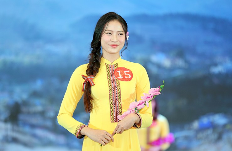 Lữ Thị Phương sinh năm 2002, quê ở Thanh Hóa. Cô bắt đầu gia nhập CLB Bình Điền Long An từ khi 12 tuổi.