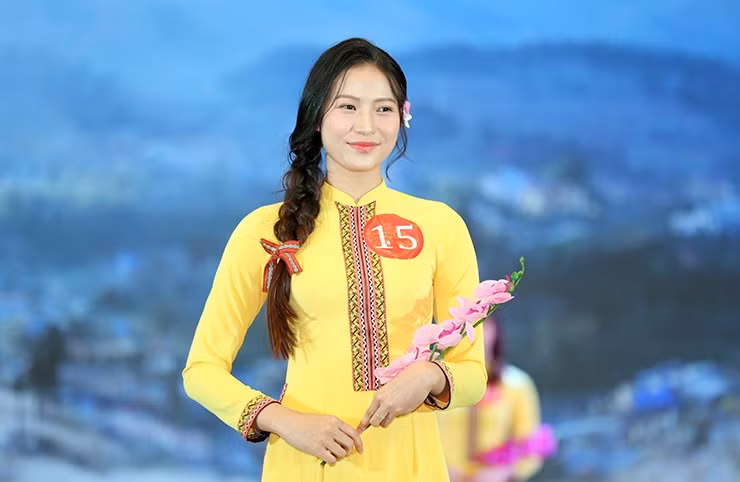 Lữ Thị Phương sinh năm 2002, quê ở Thanh Hóa. Cô bắt đầu gia nhập CLB Bình Điền Long An từ khi 12 tuổi.