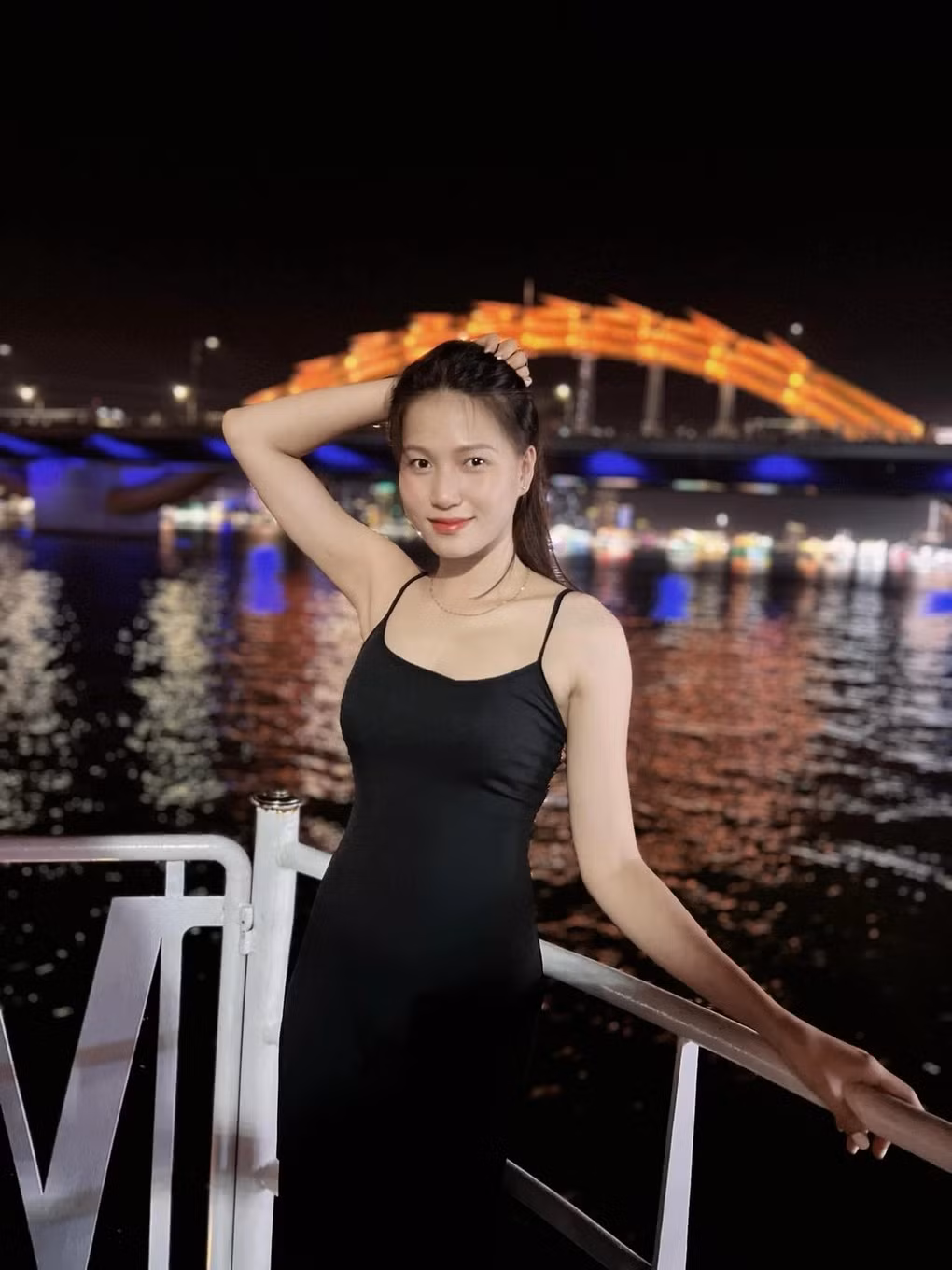 Nhờ ngoại hình sáng, cô nàng có thể cân được nhiều loại phong cách khác nhau.