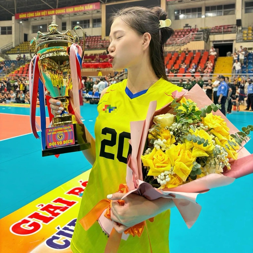 Mới đây, trong cuộc thi Miss Áo dài - hoạt động bên lề của Giải bóng chuyền nữ quốc tế cúp VTV9 Bình Điền 2024, Lữ Thị Phương xuất sắc đạt danh hiệu "Miss Áo dài".