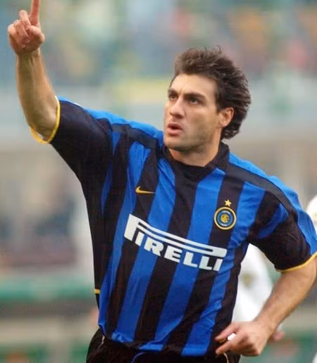 Lý do anh này đưa ra là do không có động lực thi đấu cho CLB này nữa. Quả là không hổ danh cầu thủ thay CLB như thay áo.