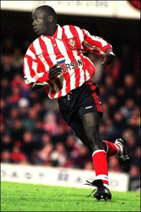 Ali Dia – Southampton (1 trận):Ali Dia quả là 1 siêu lừa trong giới bóng đá. Bằng mối quan hệ bà con với huyền thoại Geogre Weah, Ali Dia khiến HLV trưởng của Southampton – Graeme Souness – tin sái cổ vào tài năng của mình và vội vàng ký hợp đồng vì sợ tuột mất một ngôi sao. Tuy vậy, mọi giấc mộng đã tan vỡ khi Ali Dia vào sân thay cho Matt Le Tisser vào phút 32 trong trận đấu với Leeds năm 1995.