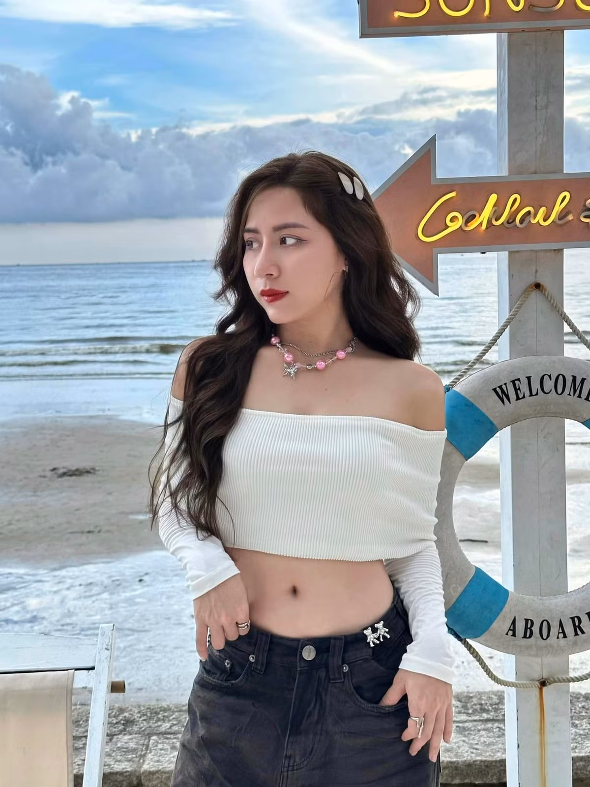 Sự nghiệp diễn xuất của Tín Nguyễn được biết đến rộng rãi hơn sau khi đảm nhận vai Tư Thắm trong bộ phim điện ảnh "Lật mặt 7: Một điều ước" của đạo diễn Lý Hải.