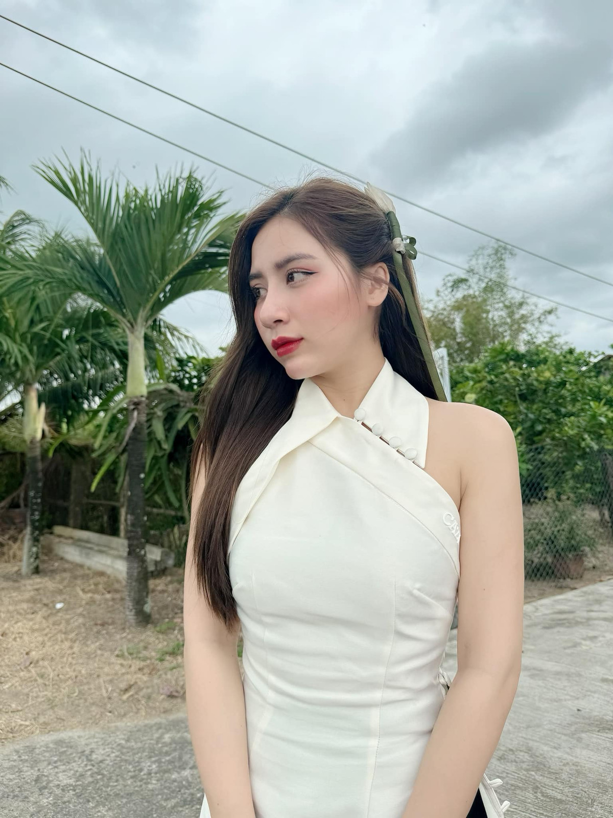 Trước khi nổi tiếng như bây giờ, Tín Nguyễn từng là vũ công trong một nhóm nhảy tại Nha Trang, đồng thời theo học ngành Sư phạm mầm non.