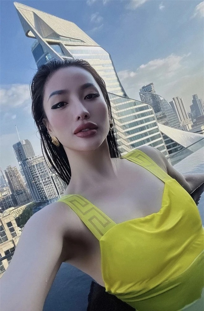 Cô nàng chuộng lối makeup đậm, gương mặt sắc sảo cùng phong cách ăn mặc rất có gu.