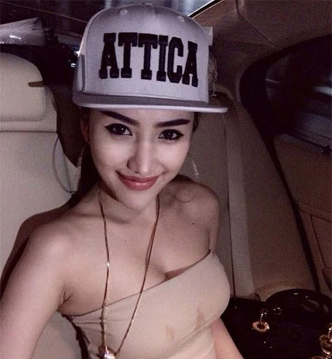 Ngoài nhan sắc xinh đẹp, cô còn gây ấn tượng với phong cách dẫn đầu xu hướng cùng sở thích sưu tầm hàng hiệu.