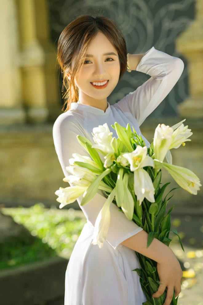 Cô bạn luôn được khen ngợi vì sở hữu gương mặt xinh xắn, nụ cười duyên. Tuy chỉ cao 1m58 nhưng Ánh rất biết cách che đi những khiếm khuyết này.