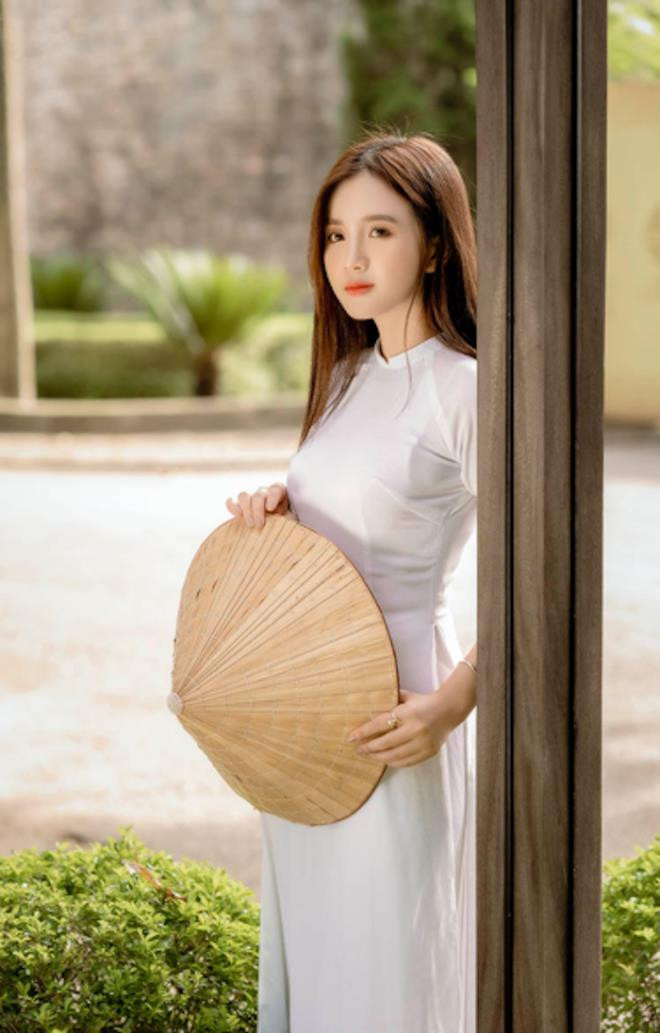 Ngồi trên giảng đường Đại học, cô nàng bén duyên với công việc mẫu ảnh nhiều hơn, đặc biệt trang phục áo dài luôn là lựa chọn để cô có thể tạo dáng.