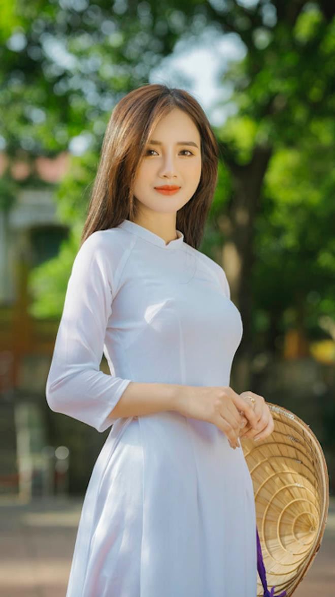 Thiếu nữ Đại học Hà Nội cảm thấy tự tin khi mặc trang phục truyền thống. Với Ánh, áo dài vừa thể hiện sự thanh cao vừa tôn lên đường nét dịu dàng của phụ nữ Việt Nam
