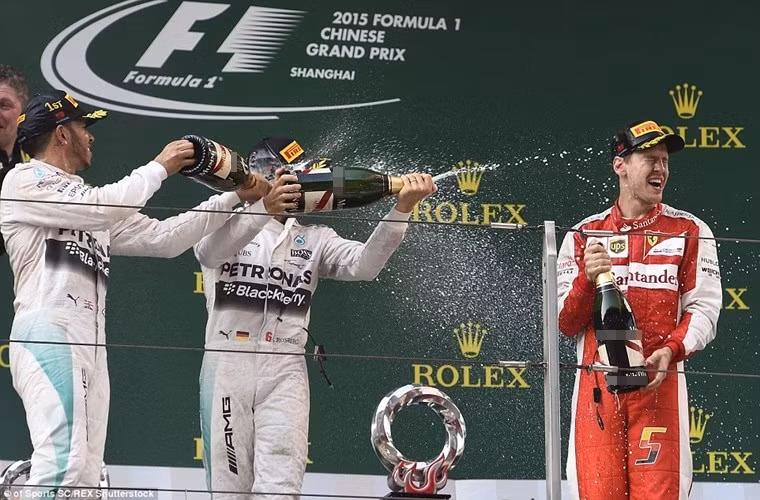 Lewis Hamilton và đồng đội phụt sâm panh ăn mừng.