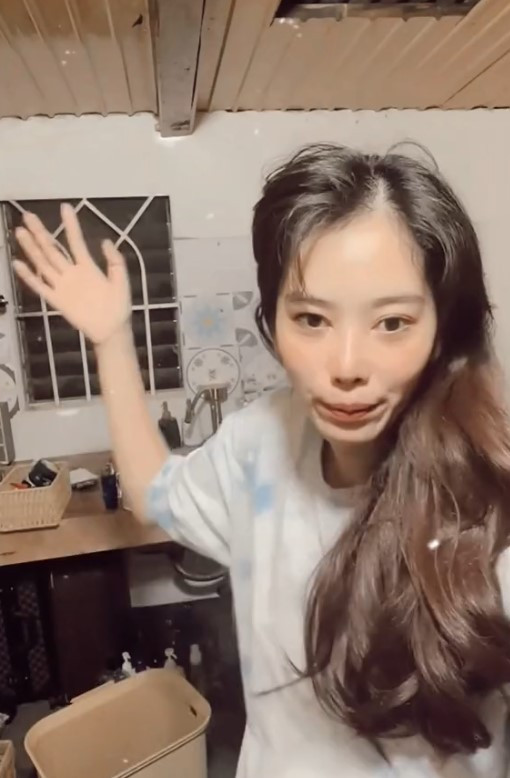 Đến tóc tai cũng không được chải chuốt.