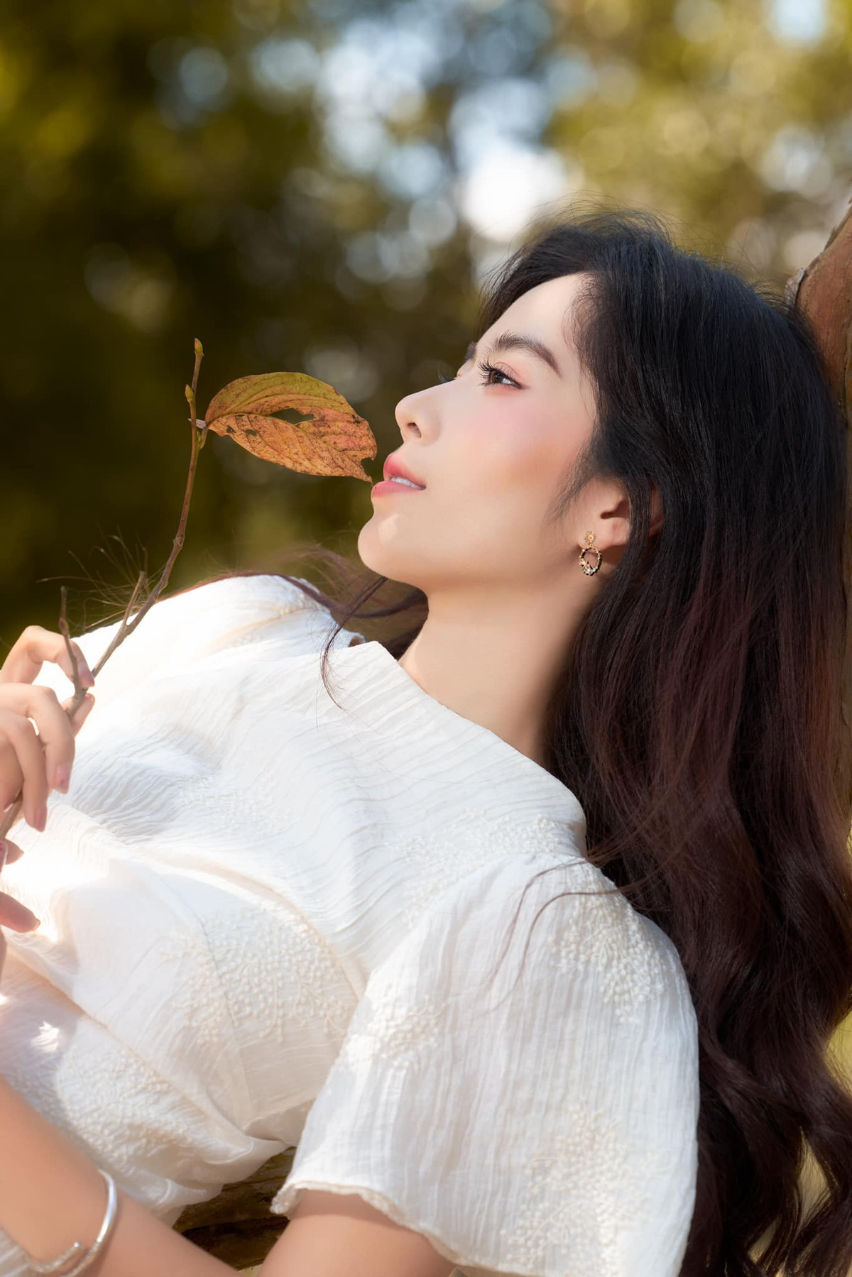 Bắt đầu từ năm 2024, Nam Em liên tục vướng phải ồn ào chỉ vì livestream. Khi người đẹp quê Tiền Giang liên nhắc đến một vài cá nhân nổi tiếng và đòi phanh phui góc tối của giới showbiz Việt đã khiến Nam Em gặp nhiều rắc rối.