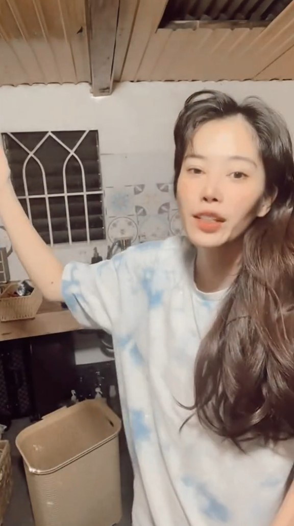 Không xa hoa và lộng lẫy như những lần xuất hiện tại sự kiện, Nam Em nhợt nhạt, thiếu sức sống.