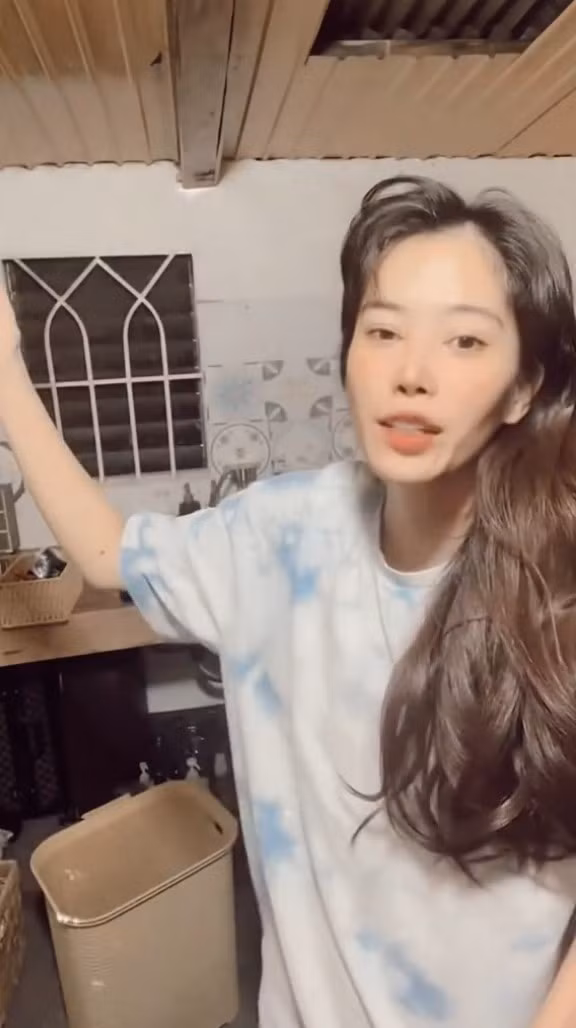 Không xa hoa và lộng lẫy như những lần xuất hiện tại sự kiện, Nam Em nhợt nhạt, thiếu sức sống.