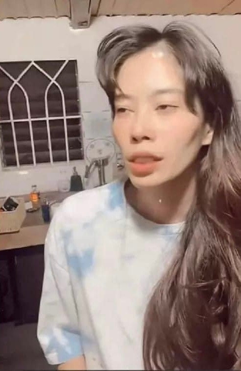 Trước đó, sau một loạt lùm xùm tố người này người kia, Nam Em cũng từng khiến nhiều người giật mình với gương mặt hốc hác kém sắc. Nam Em tiều tụy hơn trước rất nhiều, không còn quá chỉn chu về phần tóc tai hay make-up.