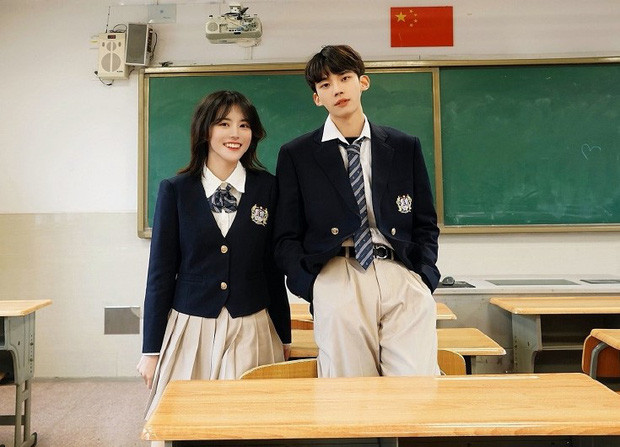 Được biết, Q học khoá trên của cô nàng Aoi Neko, cả hai thầm thương trộm nhớ khá lấu trước khi chính thức trở thành mối tình đầu của nhau. Câu chuyện tình yêu của cặp đôi Trung Quốc nổi tiếng này được nhiều người đánh giá là đẹp và đáng yêu không kém gì phim ngôn tình.