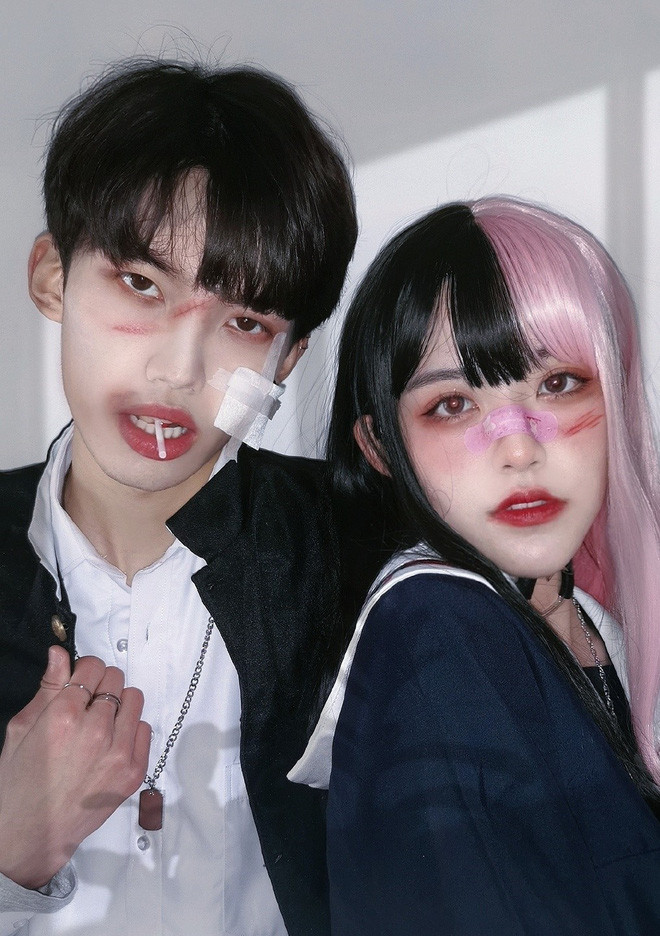 Thế nhưng, mọi hình tượng mà Q và Aoi Neko xây dựng bất lâu này đều sụp đổ hoàn toàn khi cặp đôi lộ nhan sắc thật trong lúc đang livestream.