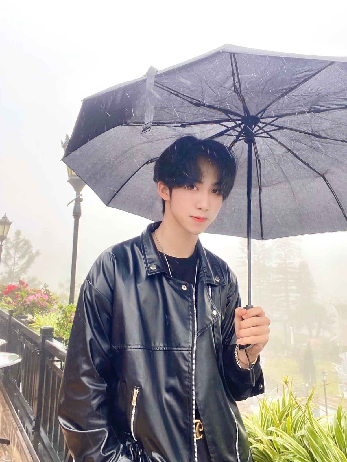 “Hồi xưa nhà mình bé xíu, mưa còn dột, tivi thì lúc xem được lúc không. Có thời điểm mình học mẫu giáo do mình bé quá hay ốm nên bố mẹ phải gửi mình về quê với ông bà 2 năm để bố mẹ ổn định công tác." - Thức nói về động lực khiến mình muốn kiếm tiền.