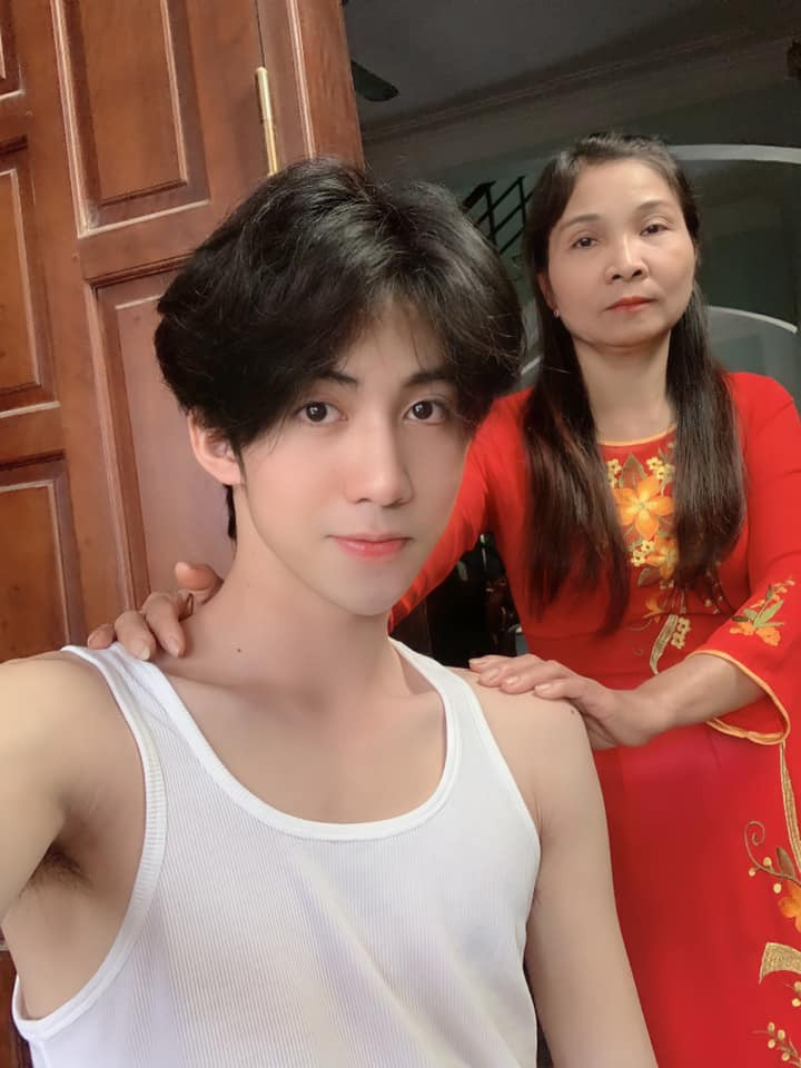 Mẹ của Thức là quân nhân, khá vất vả, đi sớm về muộn. "Gần như ngày bé mình luôn là người đến sớm nhất trường và về muộn nhất trường vì giờ giấc quân đội của mẹ rất kỉ luật" - chàng trai chia sẻ.