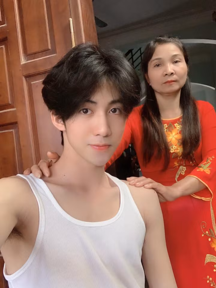 Mẹ của Thức là quân nhân, khá vất vả, đi sớm về muộn. "Gần như ngày bé mình luôn là người đến sớm nhất trường và về muộn nhất trường vì giờ giấc quân đội của mẹ rất kỉ luật" - chàng trai chia sẻ.