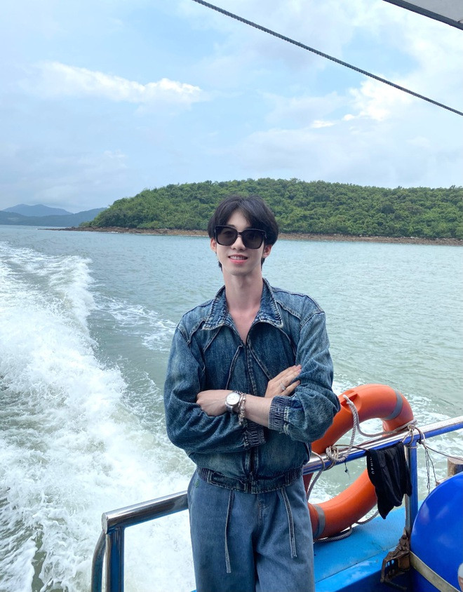 Ngay từ khi còn học cấp 2, Công Thức đã tìm tòi kinh doanh từ cái áo, cái quần, balo, túi xách, kính mũ, cứ cái gì thấy ổn là cậu bán.