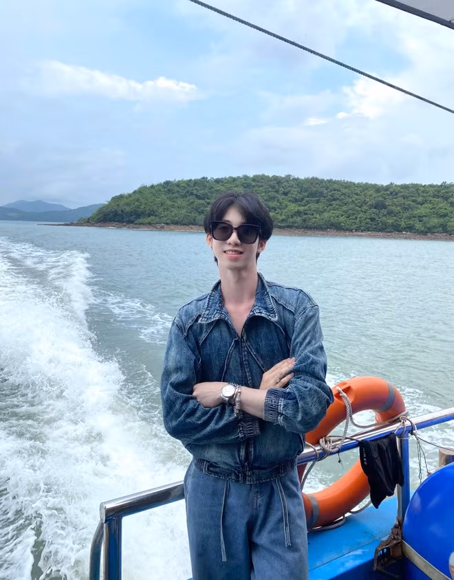 Ngay từ khi còn học cấp 2, Công Thức đã tìm tòi kinh doanh từ cái áo, cái quần, balo, túi xách, kính mũ, cứ cái gì thấy ổn là cậu bán.