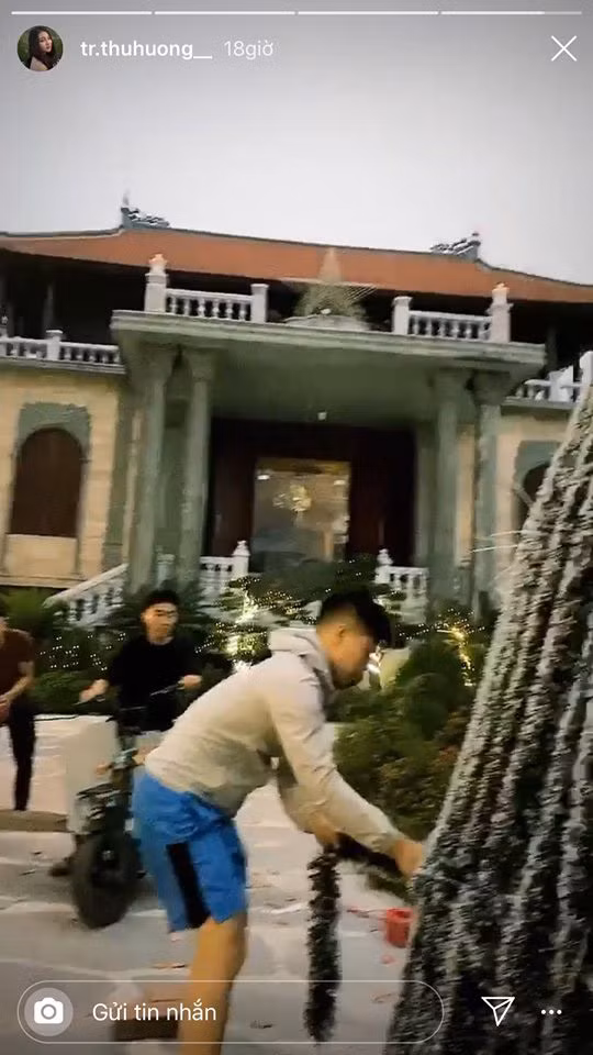 Không chỉ có cây thông, khung cảnh ngôi nhà mà Thu Hương đang ở cũng thu hút sự chú ý bởi trông không khác gì biệt phủ sang trọng với vườn cây rộng, con đường lát đá và cánh cửa gỗ to dày, trông đã thấy đúng là nhà đại gia.