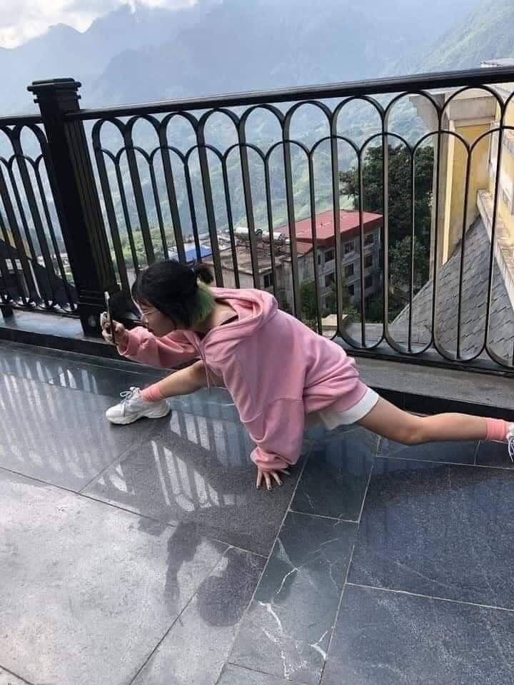 Bất chấp hình tượng, cô nàng chỉ cần bạn mình có được bức ảnh ưng ý.