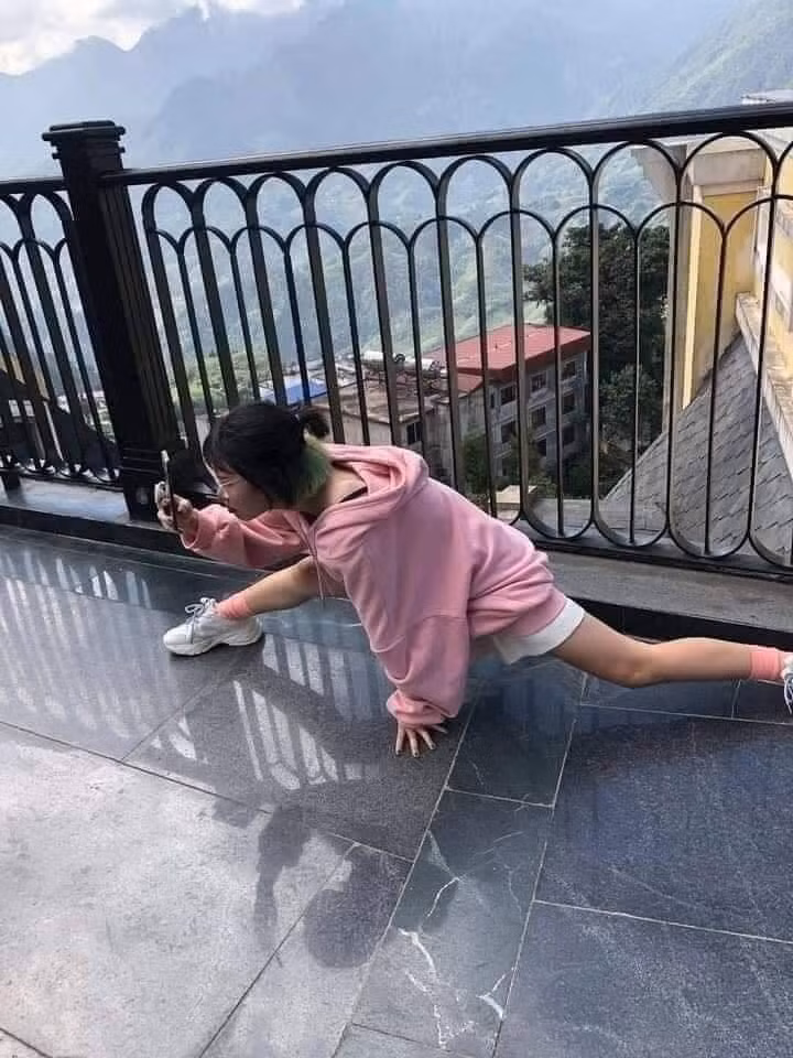 Bất chấp hình tượng, cô nàng chỉ cần bạn mình có được bức ảnh ưng ý.