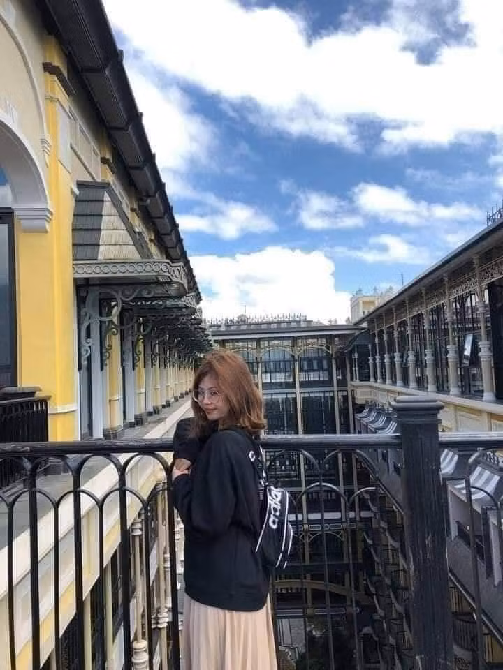 Từ góc mặt, dáng, cũng như biểu cảm và cả khung cảnh đều rất tốt. Đúng là một người bạn có tâm khi chụp ảnh.