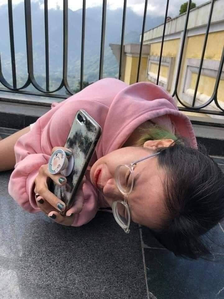 Biểu cảm của cô nàng cũng rất đáng yêu.