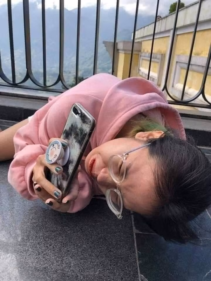 Biểu cảm của cô nàng cũng rất đáng yêu.