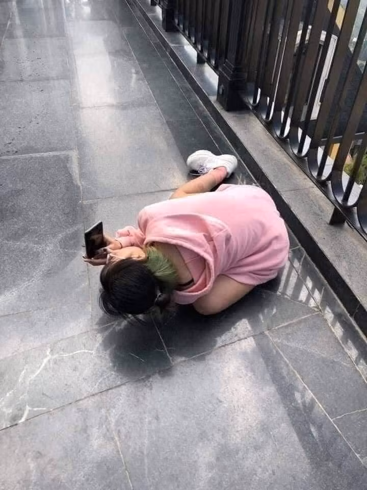 Cô không phải nằm rạp xuống để chọn góc chụp sao cho bạn mình lên ảnh chân dài nhất.