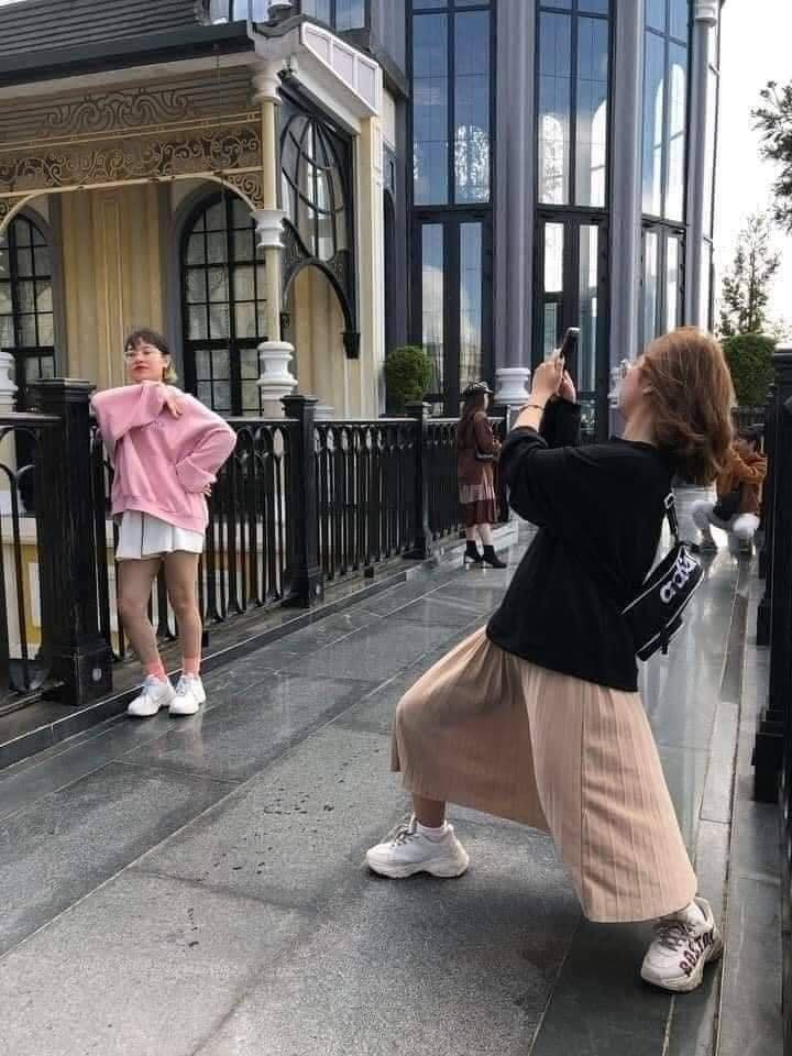 Cô bạn áo hồng cũng tạo dáng rất chuyên nghiệp.