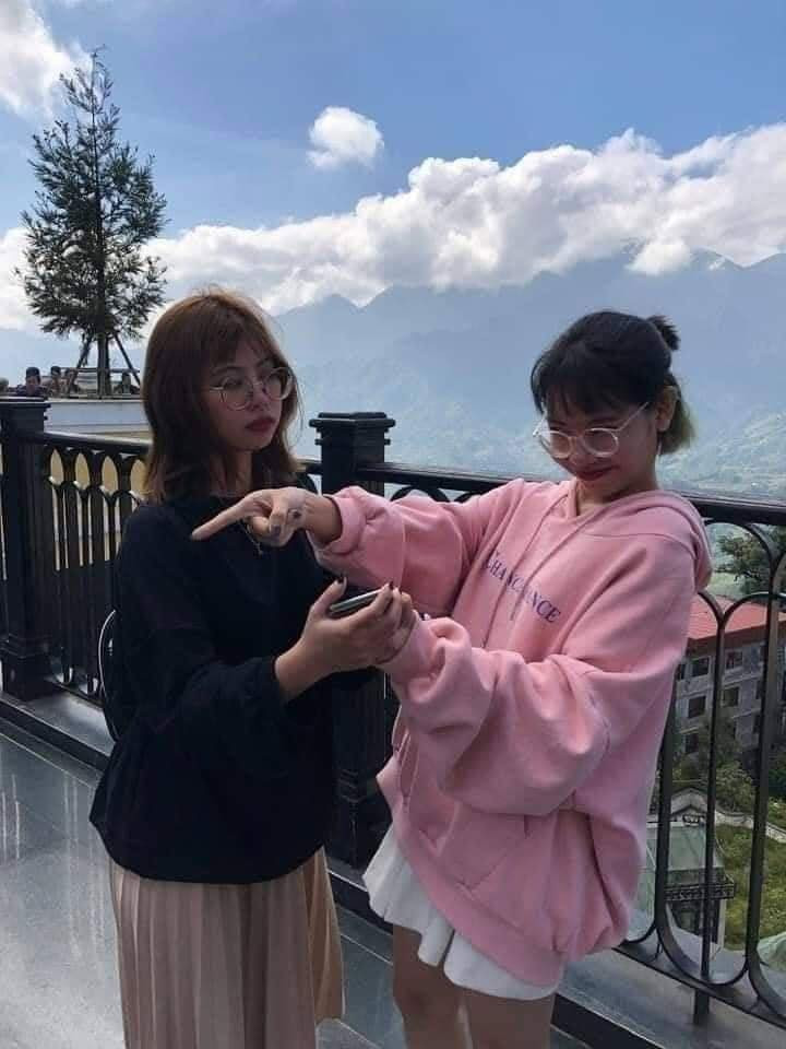 Đến lượt cô bạn áo hồng làm mẫu: "Mày cứ chụp cho tao như tao chụp cho mày là ok nhé".