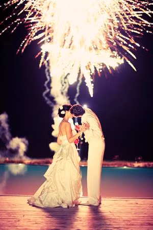 Cặp cô dâu chú rể chọn pháo hoa là điểm nhấn cho màn khóa môi lãng mạn của mình.